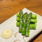 刺身と焼魚 北海道鮮魚店 - 旬のアスパラ