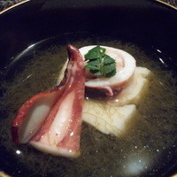 神楽坂 石かわ - 子持ち槍烏賊とごま豆腐。