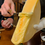 Rashiku Dining Kitchen - ラクレット　まさに削ります。