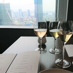 タワーズ - ウエルカムドリンクのほかにワインを3種