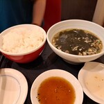 関内苑 - ワカメスープとごはん