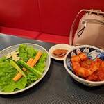 関内苑 - サンチュとカクテキ