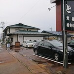 Toiya - 店舗の両脇に駐車スペースがあります