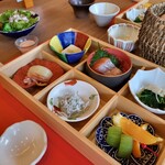 浅香荘 - 朝食。お浸しの上の削り節は削りたてを食べる直前に載せてもらえます。風味が違う!!