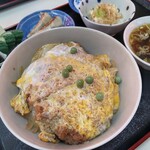 Houka - カツ丼900円(税込)
                        ラーメンセット時の餃子まで付いてるけどサービス？ここまで来るとカツ丼定食ですね(笑)
                        ペラッペラの出す所あるけど、ここのは厚みもあって柔らかくも噛み応えがあり美味しかったです♪