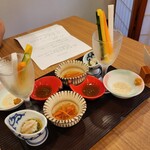 浅香荘 - 地元産にこだわったお膳が並びます。スティック野菜甘い～イカ人参良い歯触り、このお膳はお代わり可能!遠慮なくもう一つお願いしました。