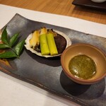 浅香荘 - 焼肴。蒸鮑～アスパラガス、椎茸、若布、肝ソース～鮑柔らかい！アスパラガス甘い～
