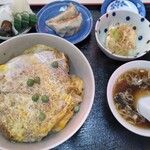 Houka - カツ丼900円(税込)
                      ラーメンセット時の餃子まで付いてるけどサービス？ここまで来るとカツ丼定食ですね(笑)
                      ペラッペラの出す所あるけど、ここのは厚みもあって柔らかくも噛み応えがあり美味しかったです♪