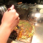 尾道 むらかみ - 尾道焼を切り分ける彼女