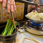 博多もつ鍋 がんこ - もつ鍋系：見せに盛ったところからいったんニラを外す。
