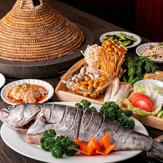 メディアに取り上げられた「雲南蒸気石鍋魚」は旨みたっぷり！