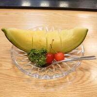 喜太八 - 季節の果物800円✨この日はメロンとさくらんぼでした。共に超完熟＆ジューシー！甘くて瑞々しい✨お座敷を予約する場合はこの果物注文が必須だそうです。