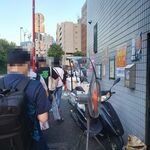 ラーメン二郎 - 到着は裏門あたり。