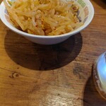 大衆酒場 ムロヒガシ - お通しの麻辣もやし