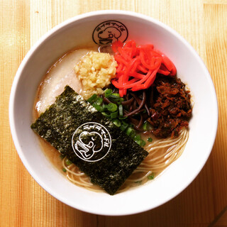国産素材をふんだんに活かしたこだわりの豚骨ラーメンを味わう◎