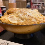 日本橋 まる榮 - 名物のカツ丼（二段）¥1250。横から。