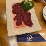 日本海庄や - 最初は馬刺しを摘まみながら乾杯です