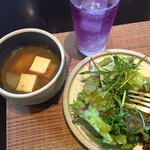CHOMPOO - トムヤムとグリーンサラダ