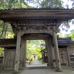 Chuukasoba Konno - 鳥居の直ぐ近くにある玉川寺。その山門です。彫り物が立派です。