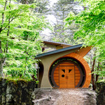 クレソン リバーサイド ストーリー 旧軽井沢 - ウッドチップの先に広がるエントランス