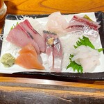 Izakaya Takamasa - 刺身盛合せ(左上から時計回りで、フクラギ、真鯛、たちうお昆布締め、白エビ、アジ、ザス)