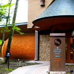 クレソン リバーサイド ストーリー 旧軽井沢 - 独特のシルエットは木を切ることなく建物を建てた証