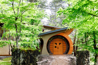 クレソン リバーサイド ストーリー 旧軽井沢 - ウッドチップの先に広がるエントランス