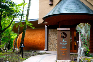 クレソン リバーサイド ストーリー 旧軽井沢 - 独特のシルエットは木を切ることなく建物を建てた証