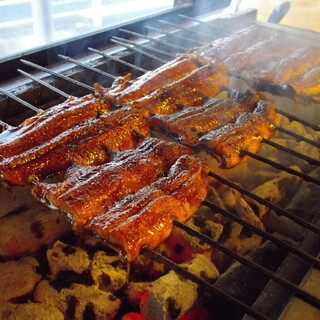 ◎外はカリッと内はふっくら－。活きた極上鰻を備長炭で焼く店