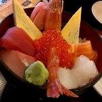 大阪新世界 山ちゃん - 海鮮丼とあら汁(奥)