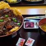 道の駅 果樹公園あしがくぼ - デミわらじカツ丼