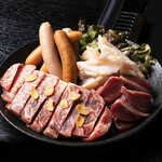 Tsukishimameibutsumonjya daruma ikinamise - ビーフステーキ（左下）お魚もお肉も食べたい時に贅沢な一品！ガーリックの香りが食欲をそそります♪