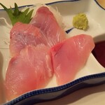 元祖立ち飲み屋 - 天然ヒラマサ刺身￥300円