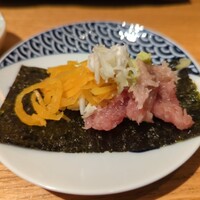 築地青空三代目 大名古屋ビルヂング店 - 中落ち、たくあん、白ネギを海苔の上に盛り、醤油を付けて頂きました