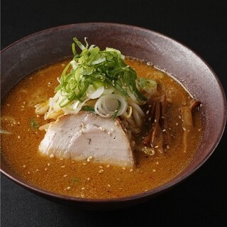 【味噌に牡蠣を練りこんだ深みのある】赤味噌ラーメン