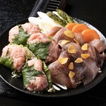 Tsukishimameibutsumonjya daruma ikinamise - まぐろトロたたき焼き（左下）生でも食べらるトロたたきを大葉で包んだ一品。鉄板で軽く焼き、ポン酢でお召し上がりください