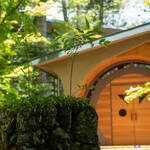 クレソン リバーサイド ストーリー 旧軽井沢 - 石門とエントランス