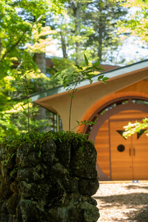 クレソン リバーサイド ストーリー 旧軽井沢 - 石門とエントランス