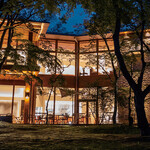 クレソン リバーサイド ストーリー 旧軽井沢 - 夜の森にやさしく浮かぶ苔庭とレストラン