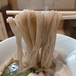 らぁ麺 桜花 - 菅野製麺特注 全粒粉使用のパツパツ低加水麺、噛み心地よし