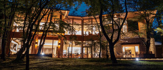 クレソン リバーサイド ストーリー 旧軽井沢 - 夜の森にやさしく浮かぶ苔庭とレストラン