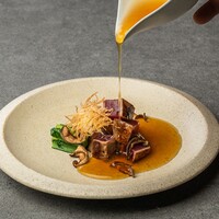 鮪のレアステーキ　～茸の旨みが詰まった出汁餡を絡めて～