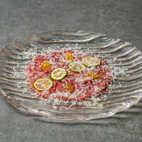 馬肉のカルパッチョ　酢橘とグラナパダーノチーズ