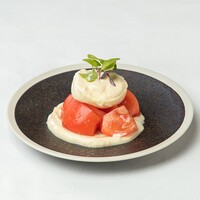 ブラータチーズとトマトのカプレーゼ　お豆富のソース