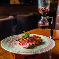 黒毛和牛サーロインの鉄板焼き　和出汁の赤ワインソース