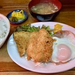 菊の家 - 日替り昼定食「あじフライ＆ハムエッグ」550円也＋ごはん大盛り50円也。税込。