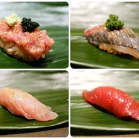 大宮 寿司 いし山 - [とろたくキャビア載せ]いぶりがっことたくあんの2種類を混ぜこみ食感にアクセント
                      [アジ]長葱・九条葱・万能葱をすり鉢で混ぜ合わせたものを [金目鯛]酢橘とエビ塩
                      [本鮪赤身]柚子