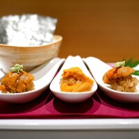 大宮 寿司 いし山 - 【ウニ食べ比べ】馬糞ウニと円錐ウニ。
                    産地は根室・ロシア・利尻。甲乙付け難いけど
                    1番右の根室産の馬糞ウニが好みかな。