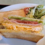 赤い鳥 - 具は卵焼き、ハム、トマト、キュウリ、レタス、パンは3枚