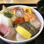 マルトモ水産 鮮魚市場 - 海鮮丼アップ